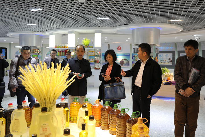 湖南省粮油产业发展调研组一行来司调研(图2) 湖南省粮油产业发展调研组一行来司调研(图2)